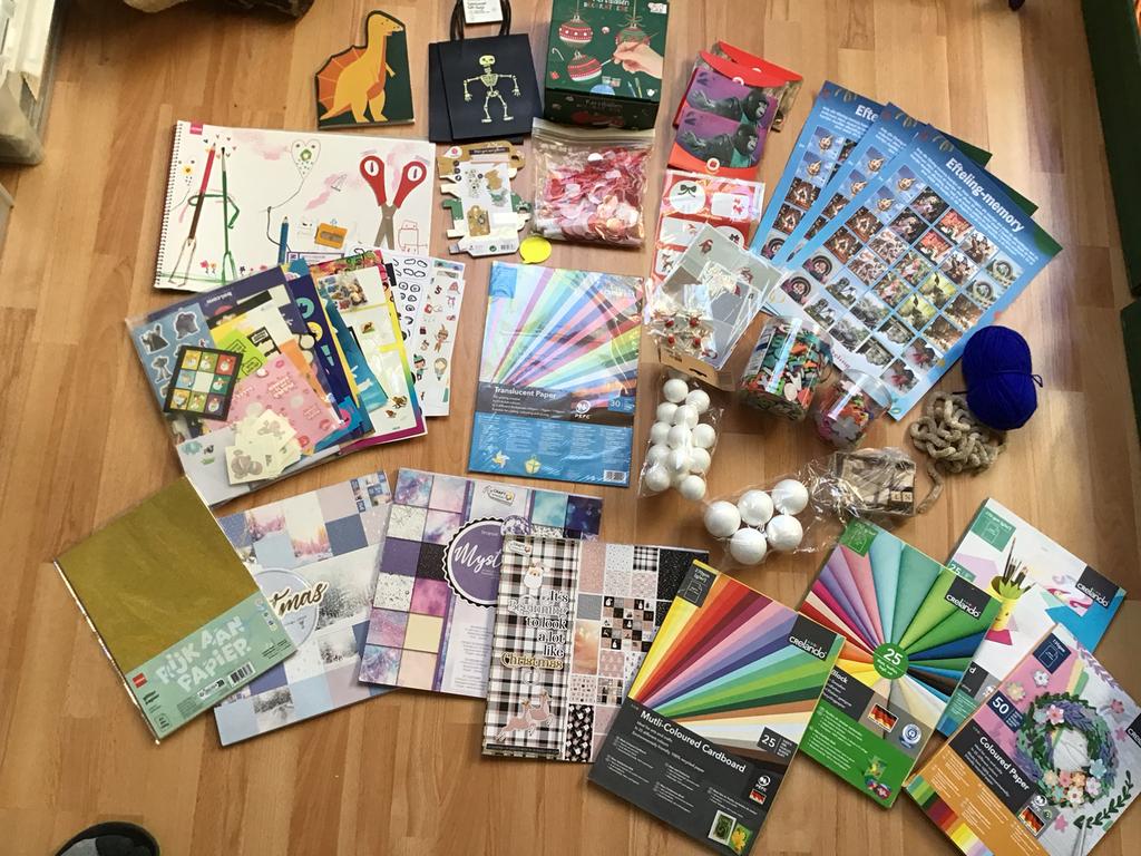 Knutselpakket met gekleurd karton, glitterpapier, stickers, Ophalen of Verzenden, Zo goed als nieuw, Knutselen