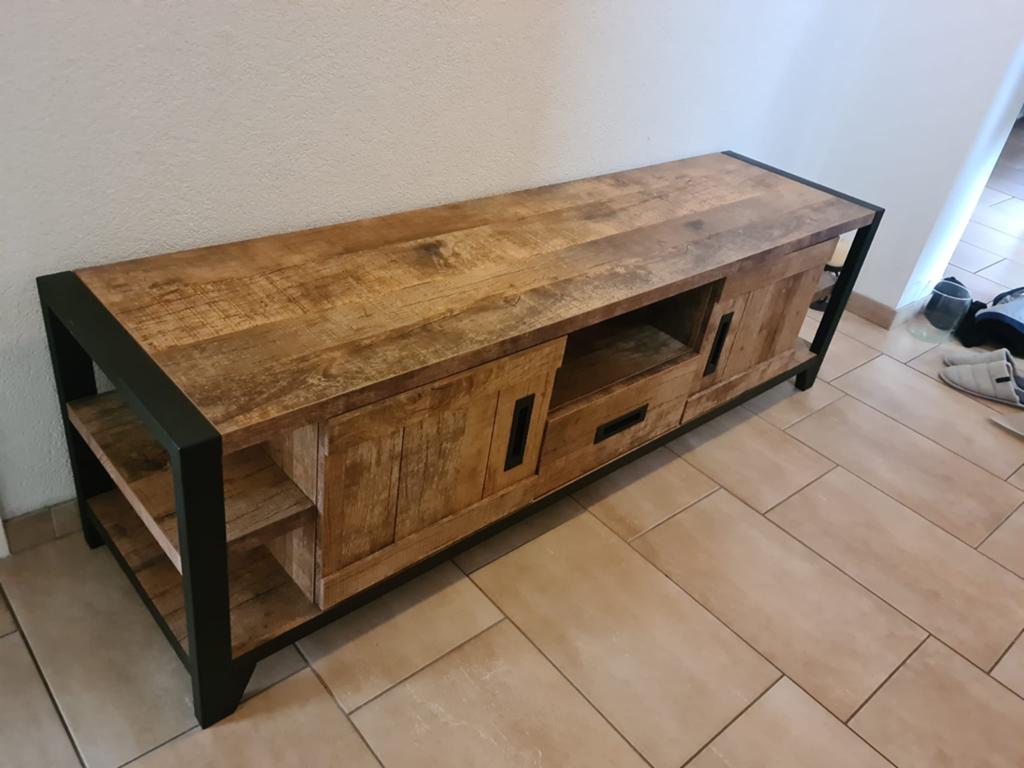 TV-meubel van mangohout en metaal, Ophalen, 150 tot 200 cm, Zo goed als nieuw, Minder dan 100 cm
