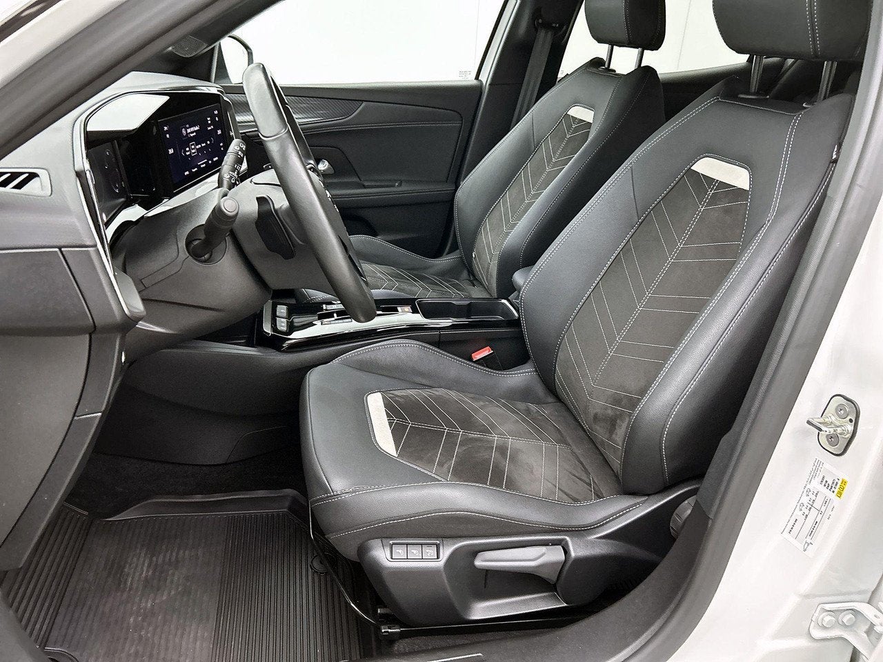 Foto 25 van Opel Mokka 1.2 130pk Ultimate Automaat | Navigatie | Climate