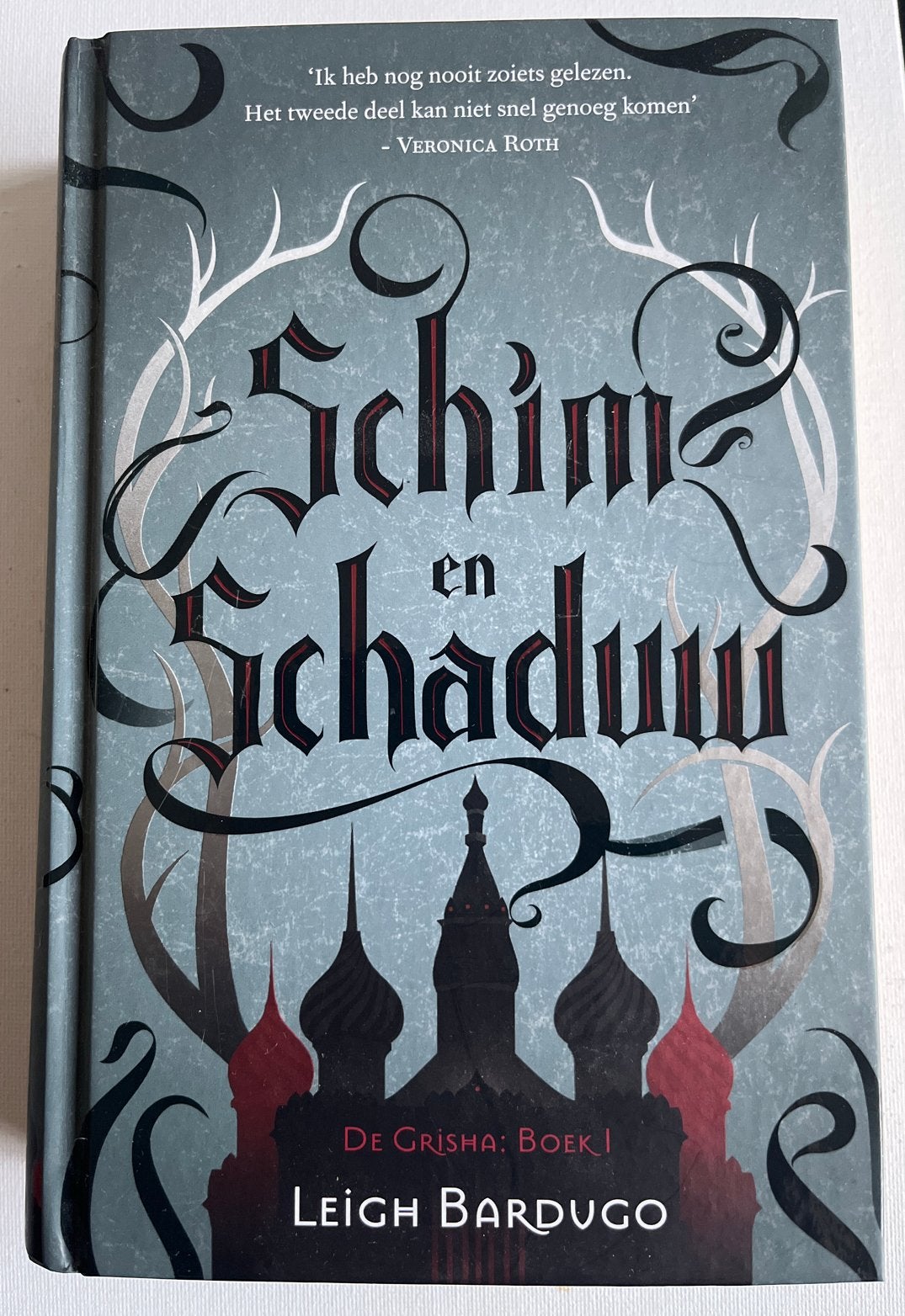 De Grisha Trilogie: Schim en Schaduw, Dreiging en Duisternis, Boeken, Ophalen of Verzenden, Zo goed als nieuw