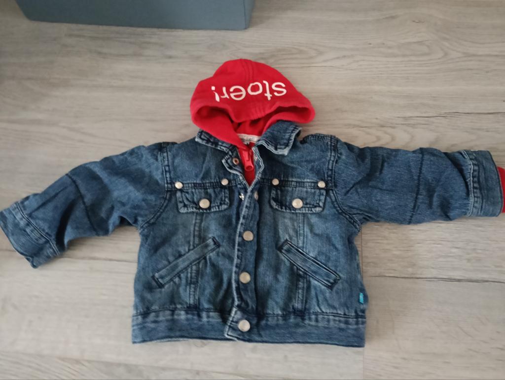 Stoer spijkerjasje met rode hoodie voor baby's, Gebruikt, Jongetje of Meisje, Ophalen of Verzenden, Lief! Lifestyle