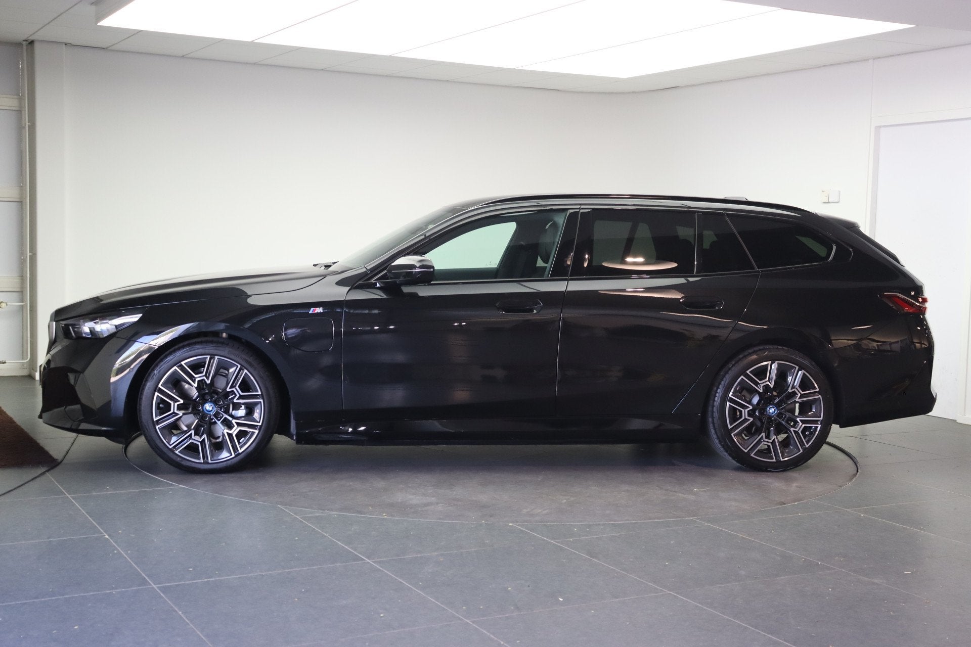 BMW 5 Serie Touring 530e M Sport Automaat / Trekhaak / Stoel, Achterwielaandrijving, 4 cilinders, Met garantie (alle), LED verlichting
