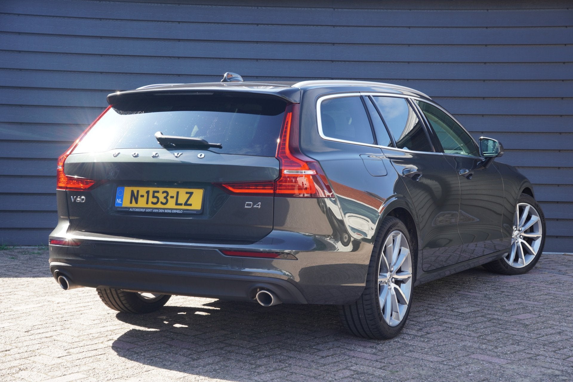Volvo V60 2.0 D4 Momentum Pro - CARPLAY - LEDER - H&K - ADAP, Auto's, Gebruikt, Leder, Diesel, 22 km/l