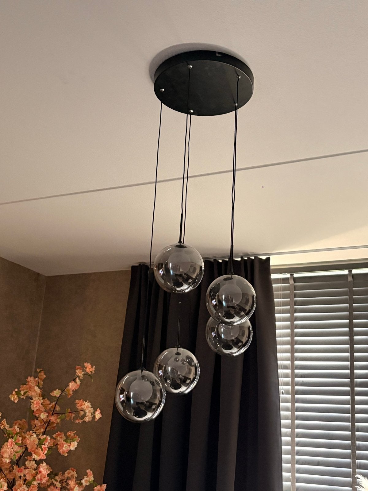 Moderne hanglamp met 5 smokey glazen bollen, Ophalen of Verzenden, Zo goed als nieuw, Glas, Overige fittingen
