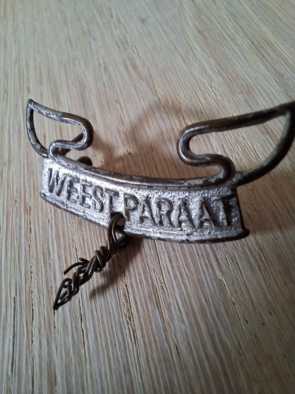 Oud embleem scouting Weest Paraat jaren 30 - 50, Verzamelen, Verzenden, Gebruikt, Embleem, Speld of Insigne