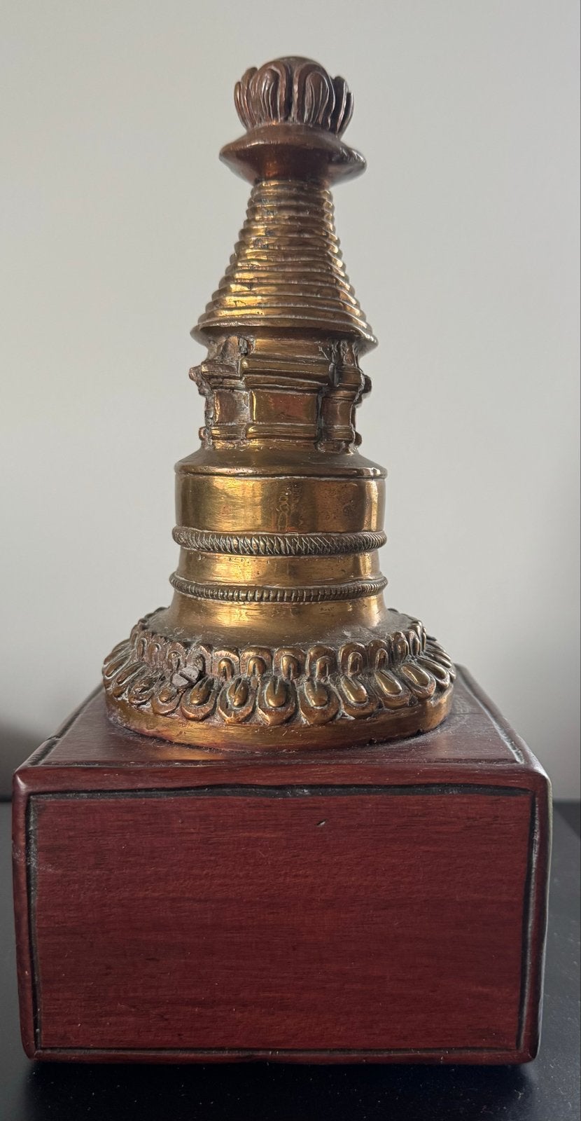 Antieke bronzen Stoepa of Stupa  op houten voet.  Nepal, Ophalen of Verzenden