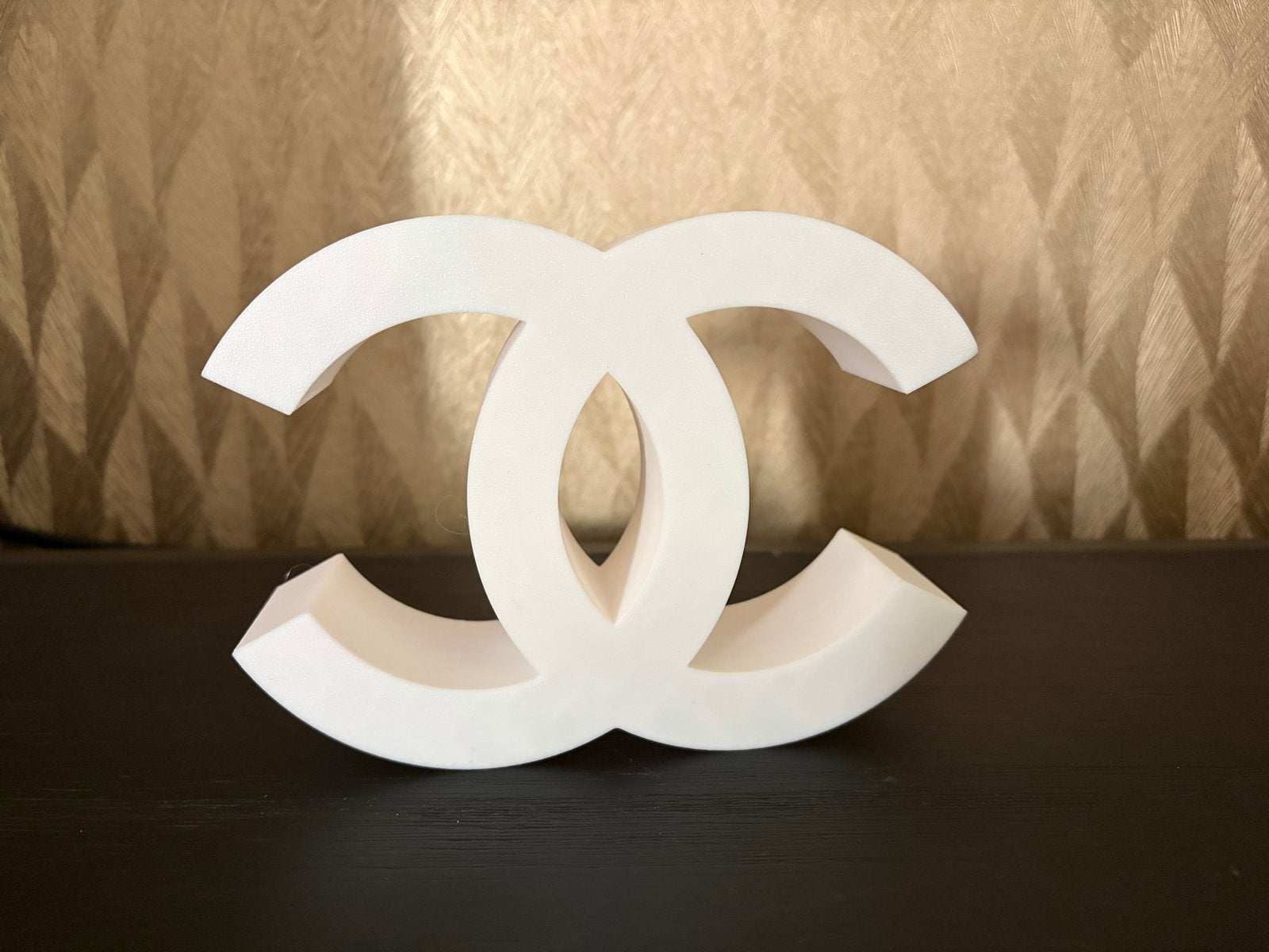 Chanel logo decoratie 3D, Kunststof, Ophalen of Verzenden, Zo goed als nieuw, Modern