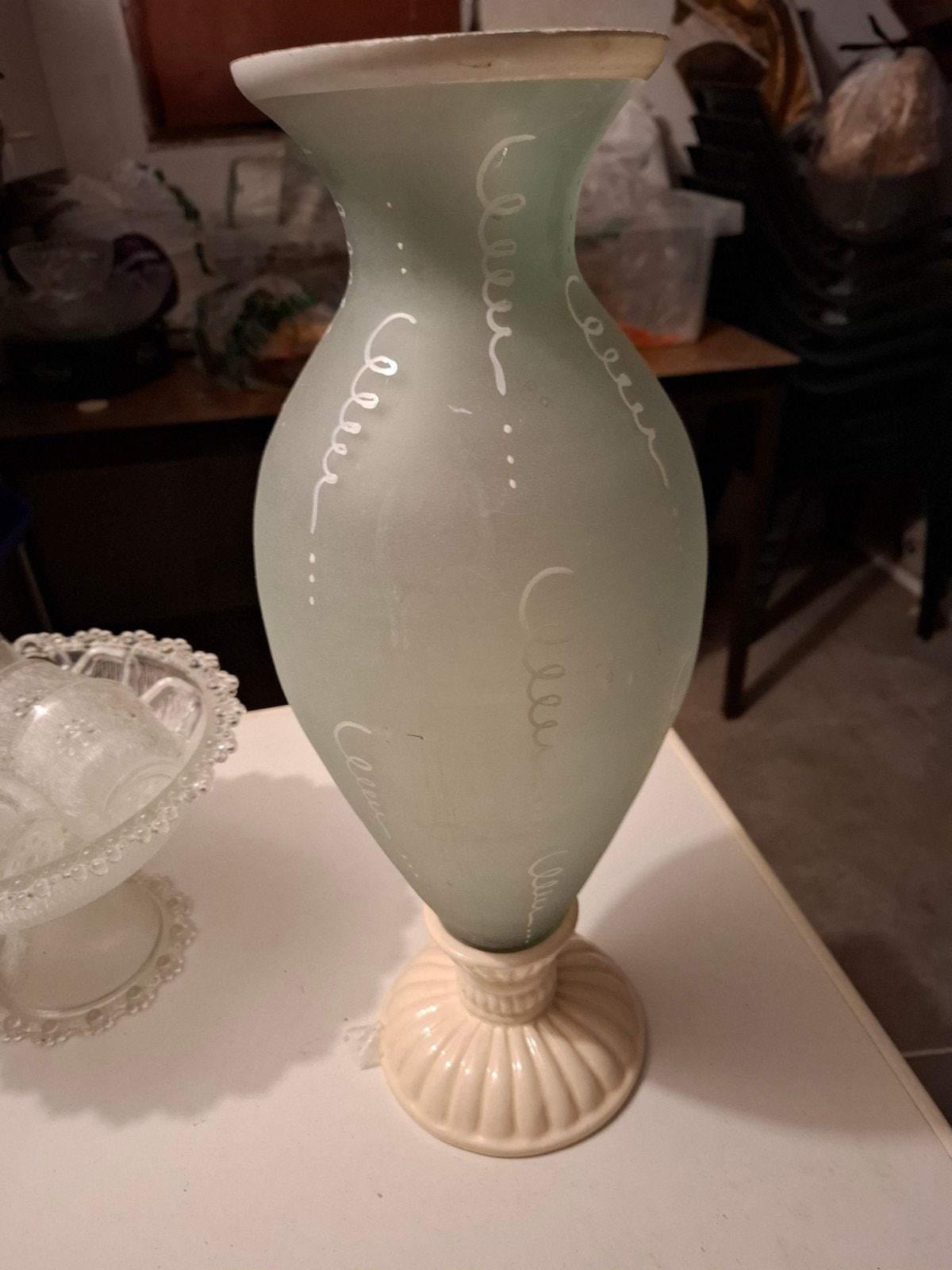Vintage vaas met voetstuk - Groen/Wit, Antiek en Kunst, Ophalen