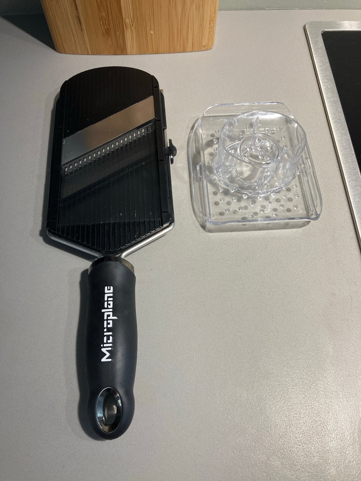 Microplane mandoline met vingerbeschermer, Overige typen, Ophalen of Verzenden, Zo goed als nieuw, Zwart