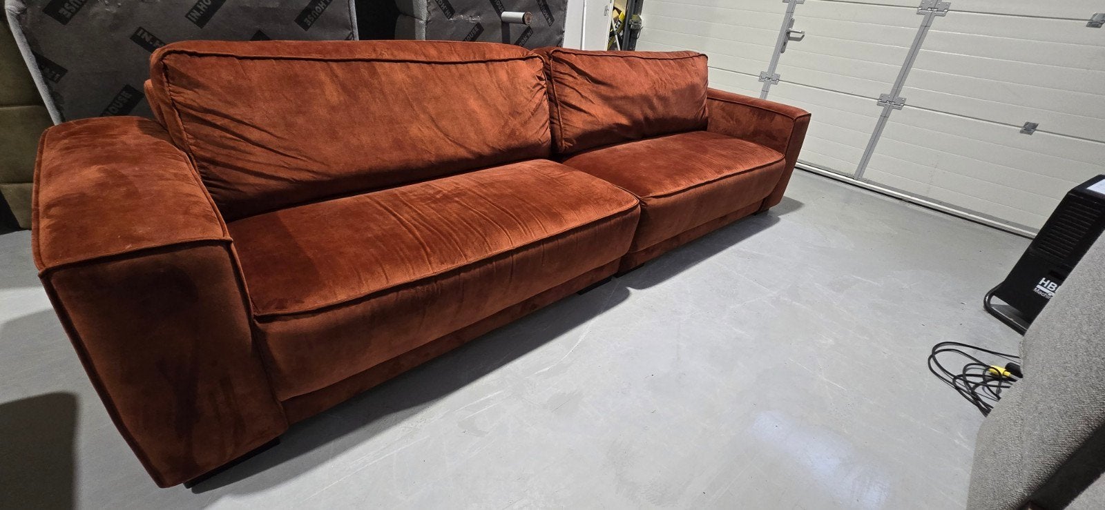 Grote terracotta velvet 4-persoons bank, gereinigd, Gebruikt, Onbekend@voorbeeld.com, Onbekend, Ophalen of Verzenden