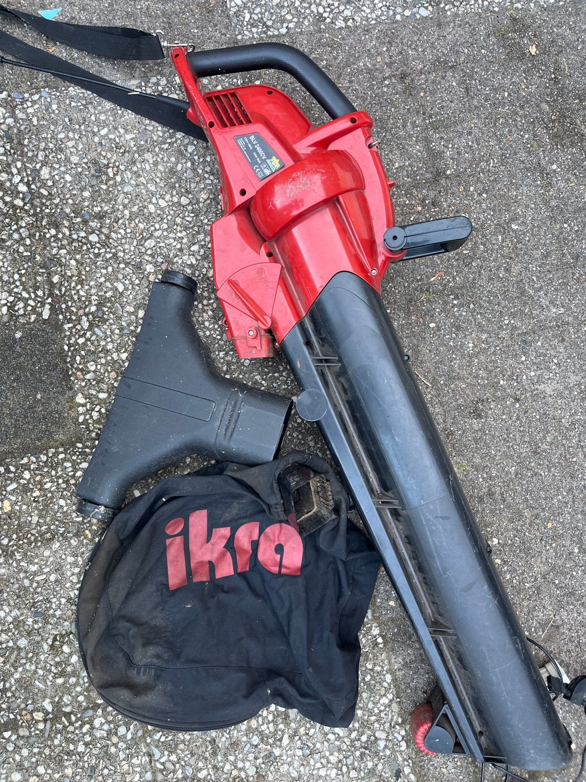 Ikra elektrische bladblazer/bladzuiger met versnipperfunctie, Ophalen, Gebruikt, Handgedragen, Met opvangzak