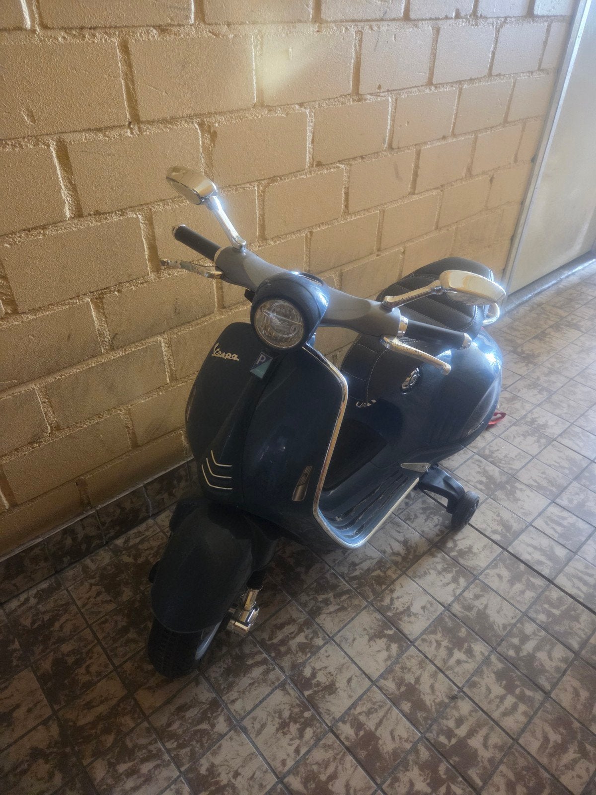 Elektrische Vespa scooter voor kinderen, Kinderen en Baby's, Speelgoed | Buiten | Voertuigen en Loopfietsen, Ophalen, Gebruikt
