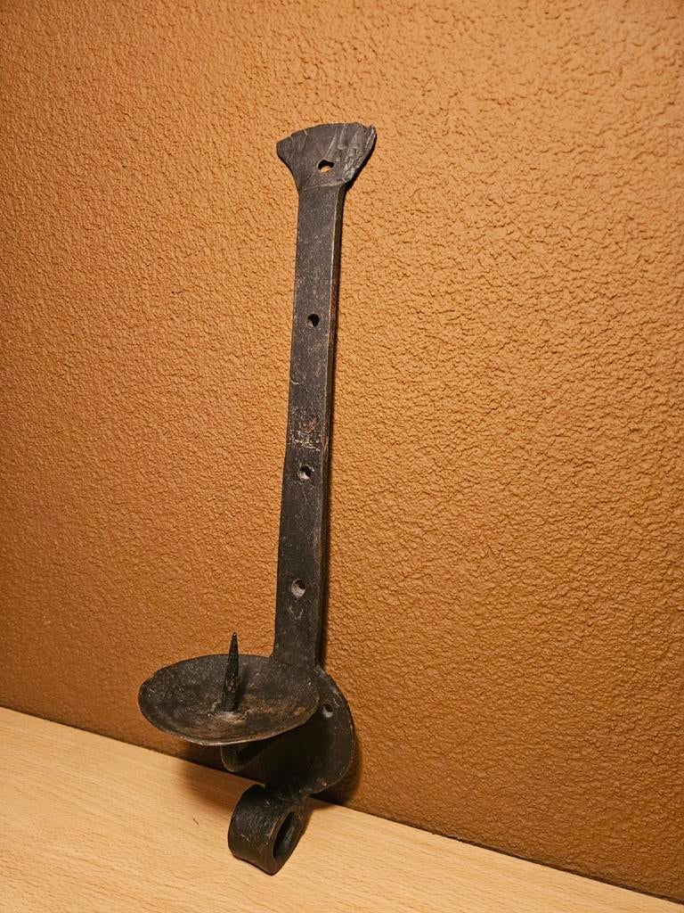 Middeleeuwse kandelaar met mooi patina, Ophalen of Verzenden, Koper of Brons