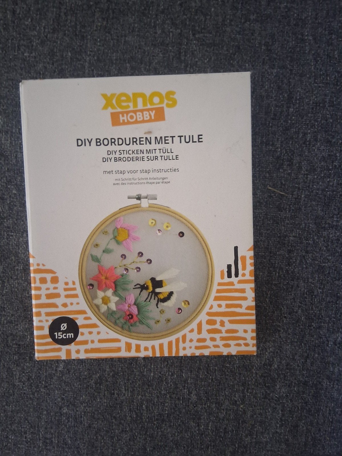 Xenos DIY Borduren met Tule - Bij en Bloemen (15cm), Ophalen of Verzenden, Nieuw, Handborduren, Borduurpakket