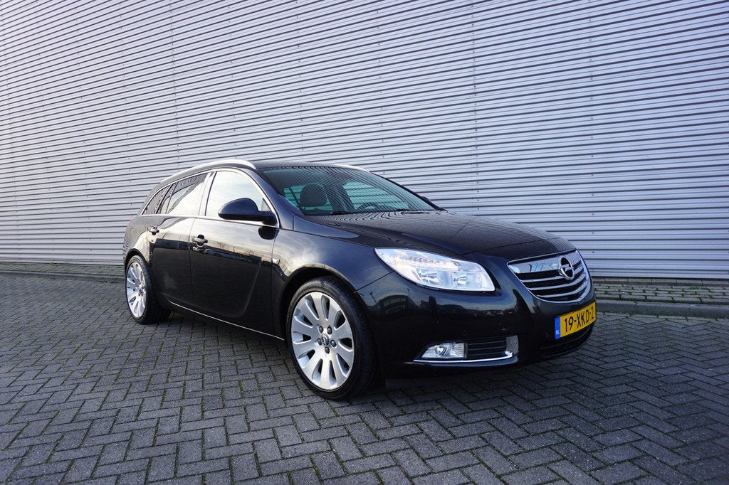 Opel Insignia Sports Tourer 1.6 T Cosmo Climate / Navi / Cru, Auto's, Euro 5, Gebruikt, 4 cilinders, Zwart