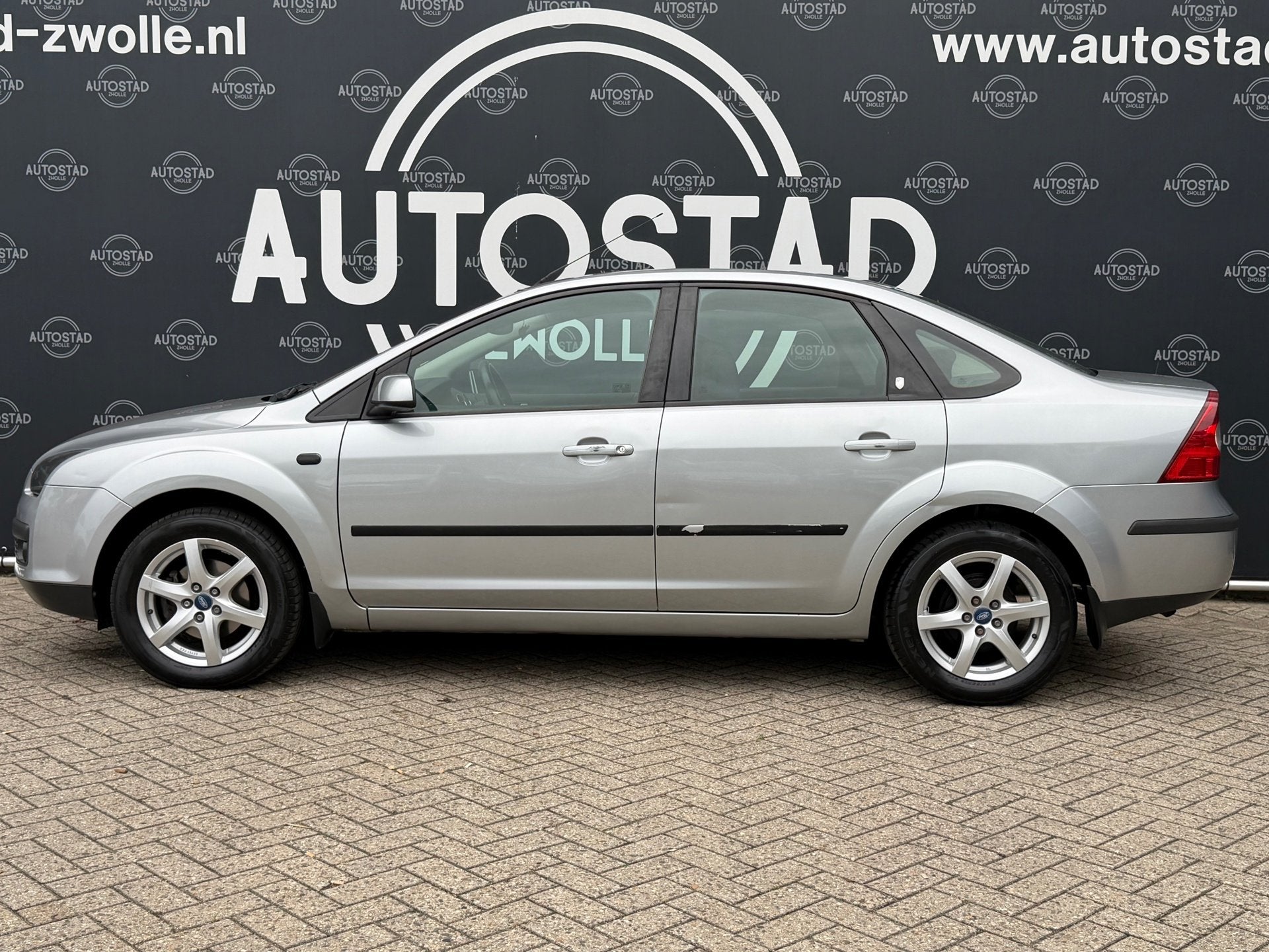 Ford Focus 1.6-16V Ghia Automaat / NL-Auto / NAP / APK / Air, Auto's, Ford, 1596 cc, Zwart, 4 cilinders, Stoelverwarming