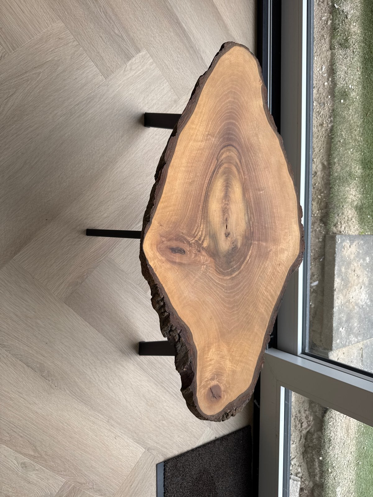 Unieke salontafel van massief hout met metalen poten, Ophalen, 50 – 75, 50 tot 100 cm, Zo goed als nieuw