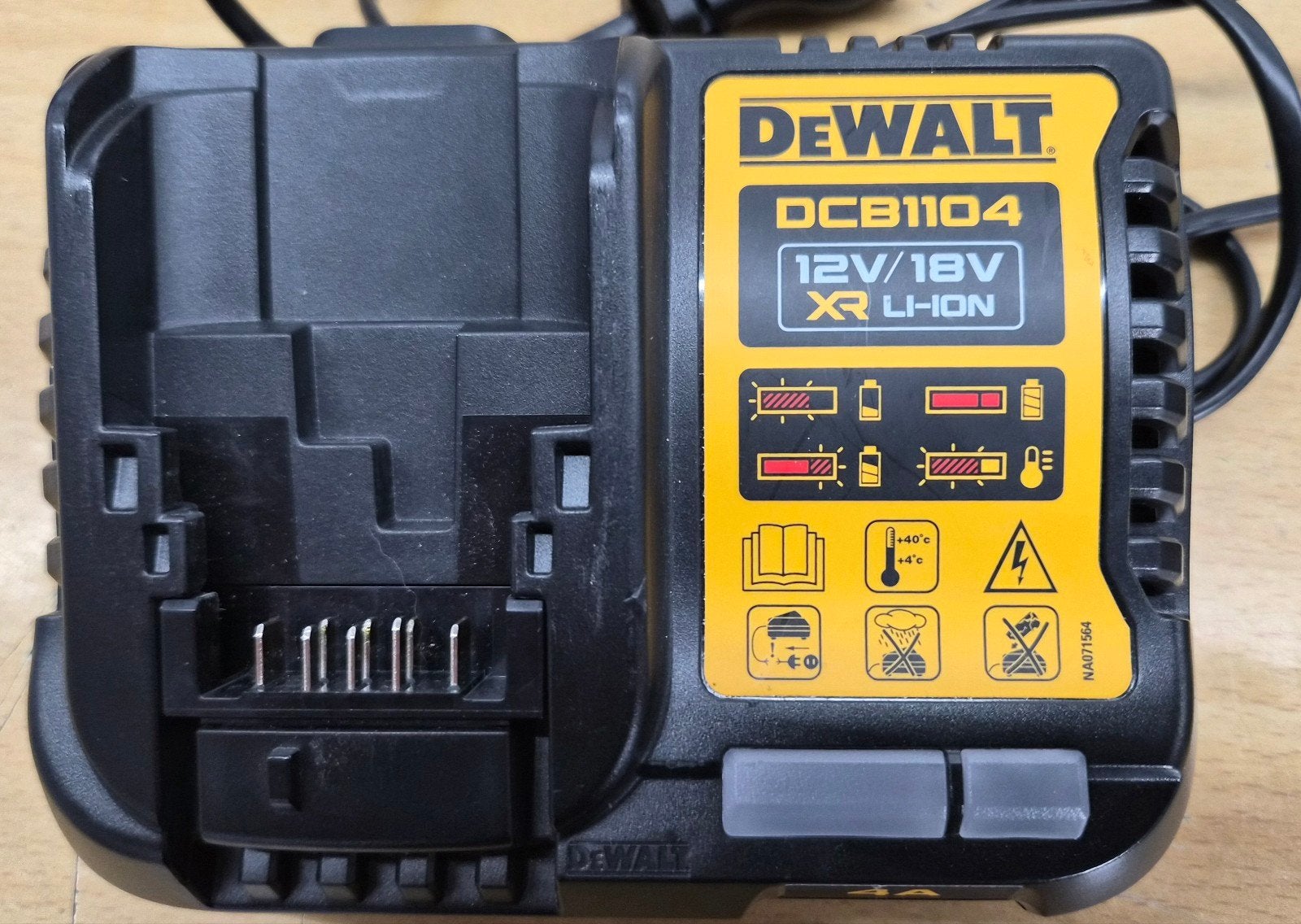 DeWalt accu 18v 2ah + oplader, Ophalen of Verzenden, Zo goed als nieuw