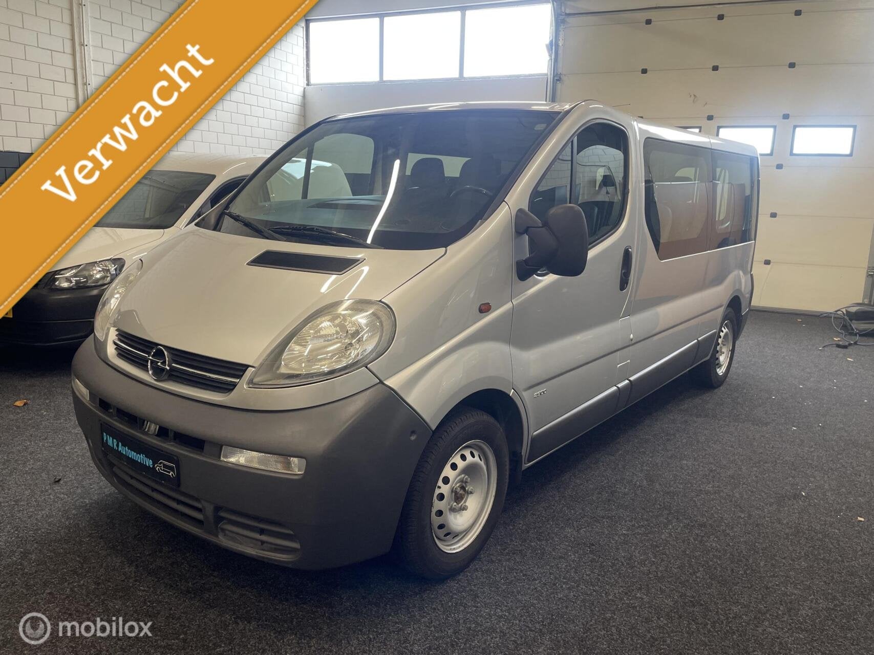 Opel Vivaro Tour 2.0i L2H1 / AIRCO / 9 Persoons / trekhaak, Auto's, 2700 kg, Metallic lak, Bedrijf, Handgeschakeld