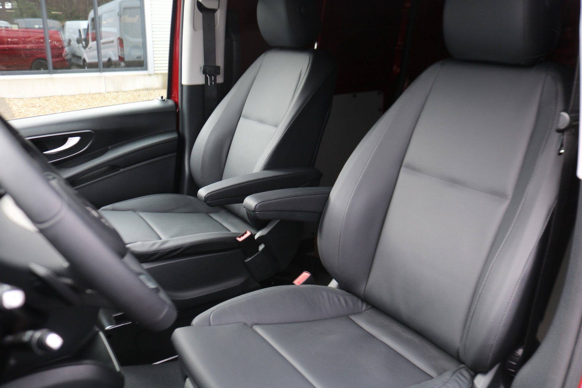 Mercedes-Benz eVito 112 L3 60 kWh Black Line (bj 2025), Auto's, Gebruikt, 116 pk, 2 stoelen, 261 km