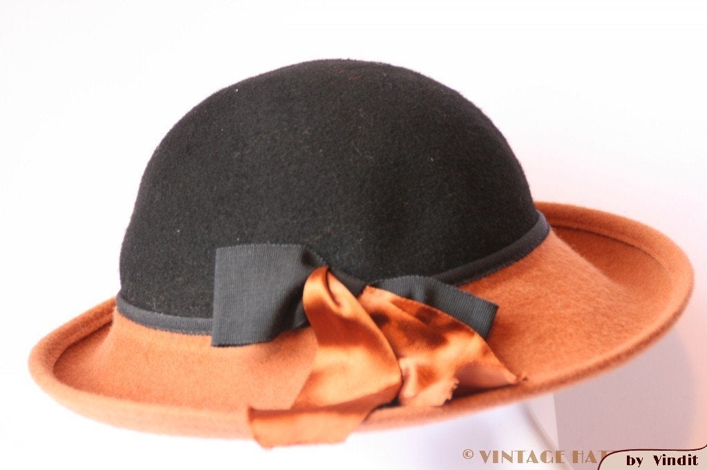 Vintage Dameshoed bruin en zwart met strik 53 = XS tot XXS, Ophalen of Verzenden, Gedragen, 55 cm (S, 6⅞ inch) of minder, Hoed