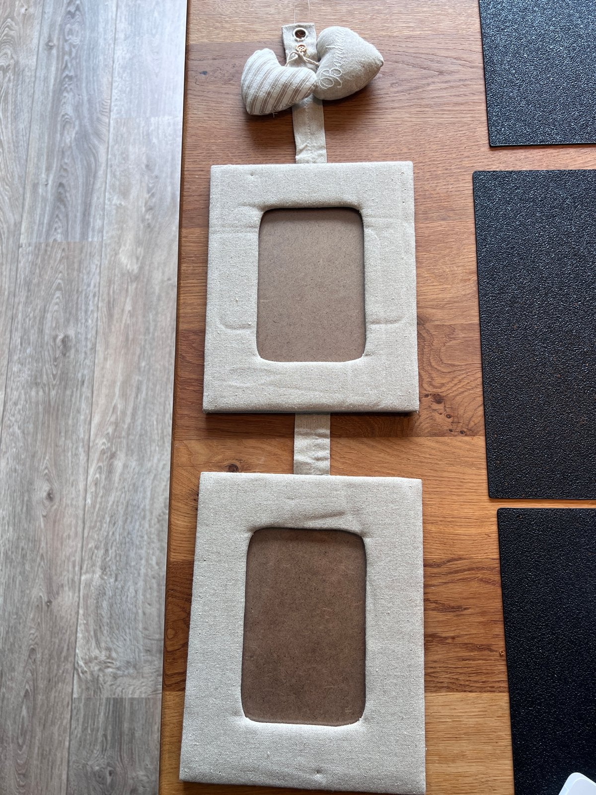 Hangende fotolijst met twee frames en hartdecoratie, Gebruikt, Textiel, Beige, Ophalen of Verzenden