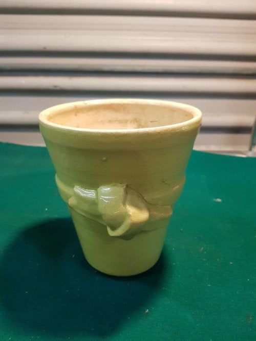 bloempot geel met strik aardewerk, Ophalen of Verzenden, 'T Olde Gre-j, Info@toldegrej.nl, Endepoelstraat 20f Didam