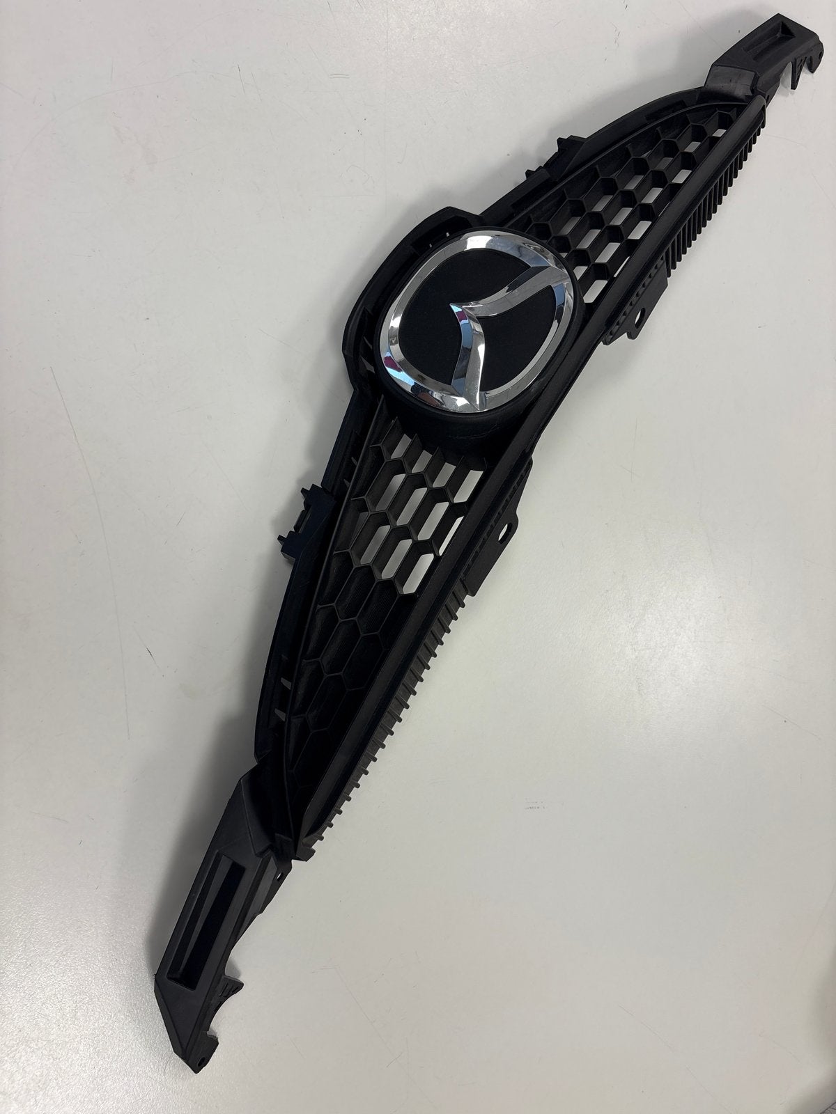 Mazda 2 (DJ) Grille met Logo - Origineel Onderdeel, Gebruikt, Voor, Ophalen of Verzenden, Mazda