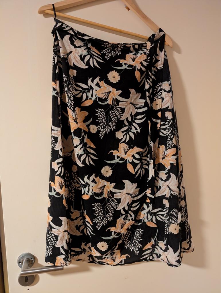 Zwarte wikkelrok met bloemenprint van TWWODAY, Kleding | Dames, Rokken, Maat 38/40 (M), Zwart, Ophalen of Verzenden, TWWODAY