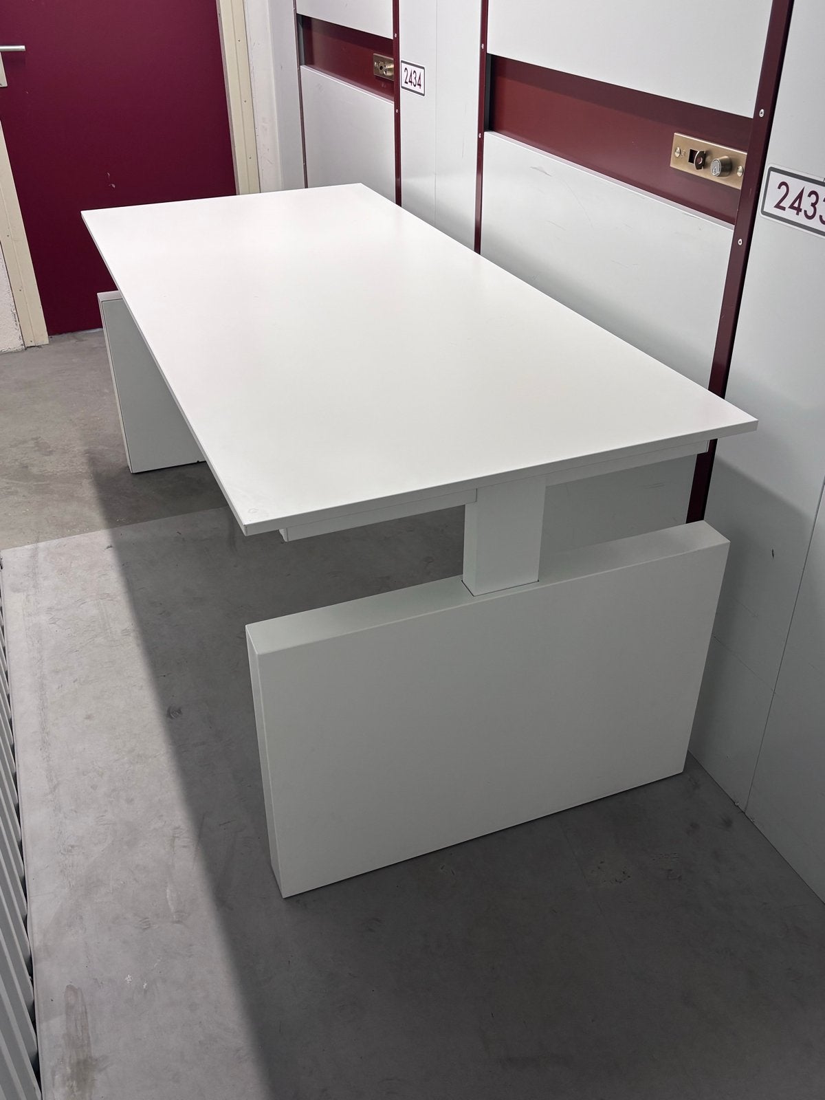 Bureau - in hoogte verstelbaar - 180x80 cm, Huis en Inrichting, Bureaus, Ophalen, Kabelgoot, Zo goed als nieuw