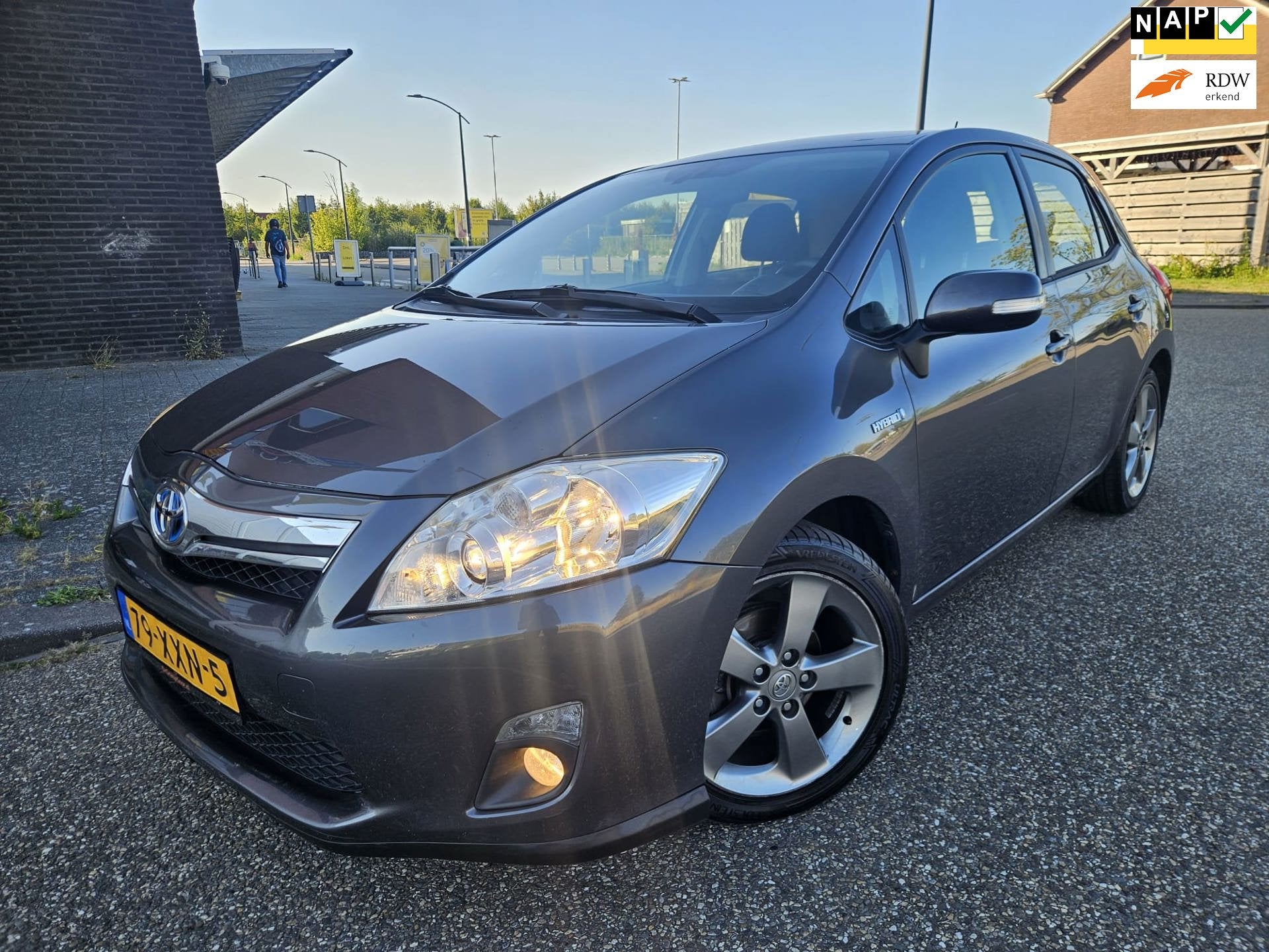 Toyota Auris 1.8 Full Hybrid Dynamic Business GARANTIE, Euro 5, Gebruikt, 4 cilinders, Origineel Nederlands
