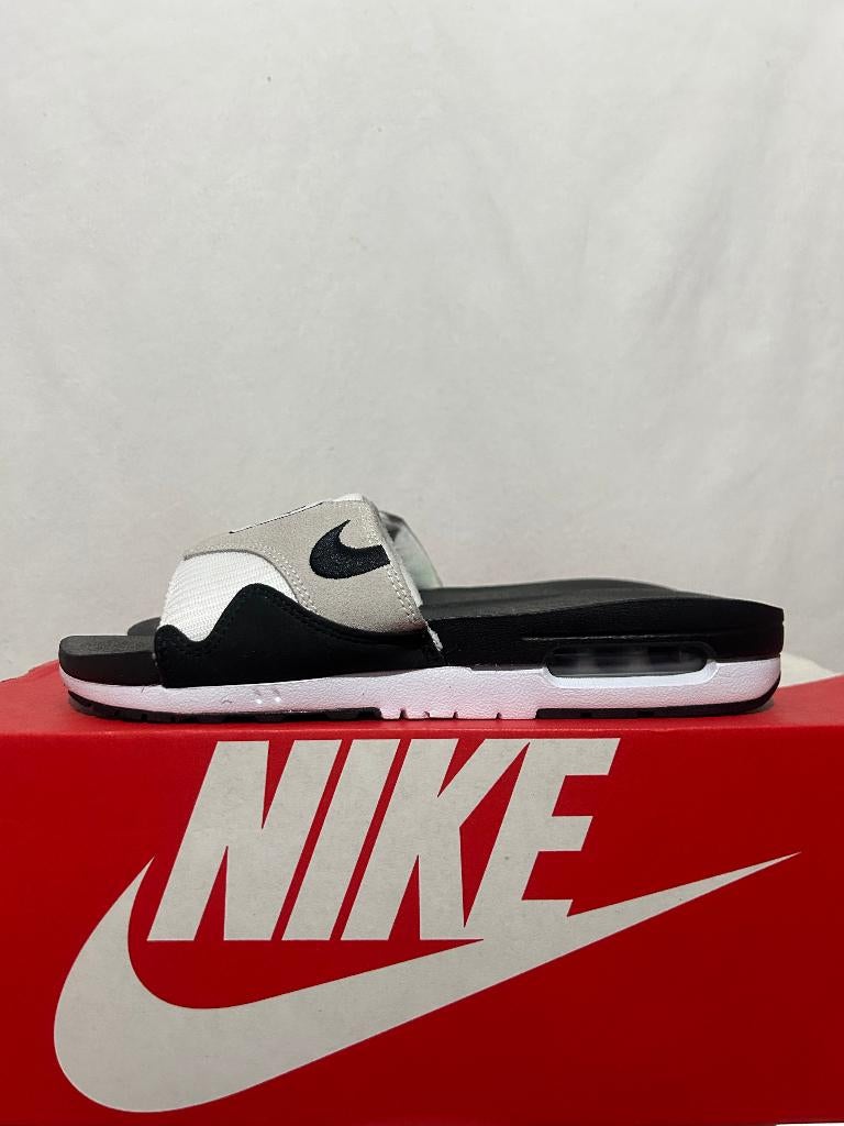 NIEUW! Maat 42,5 - Nike Air Max 1 Slide Slipper White Black, Kleding | Heren, Schoenen, Slippers, Verzenden, Zwart, Nike