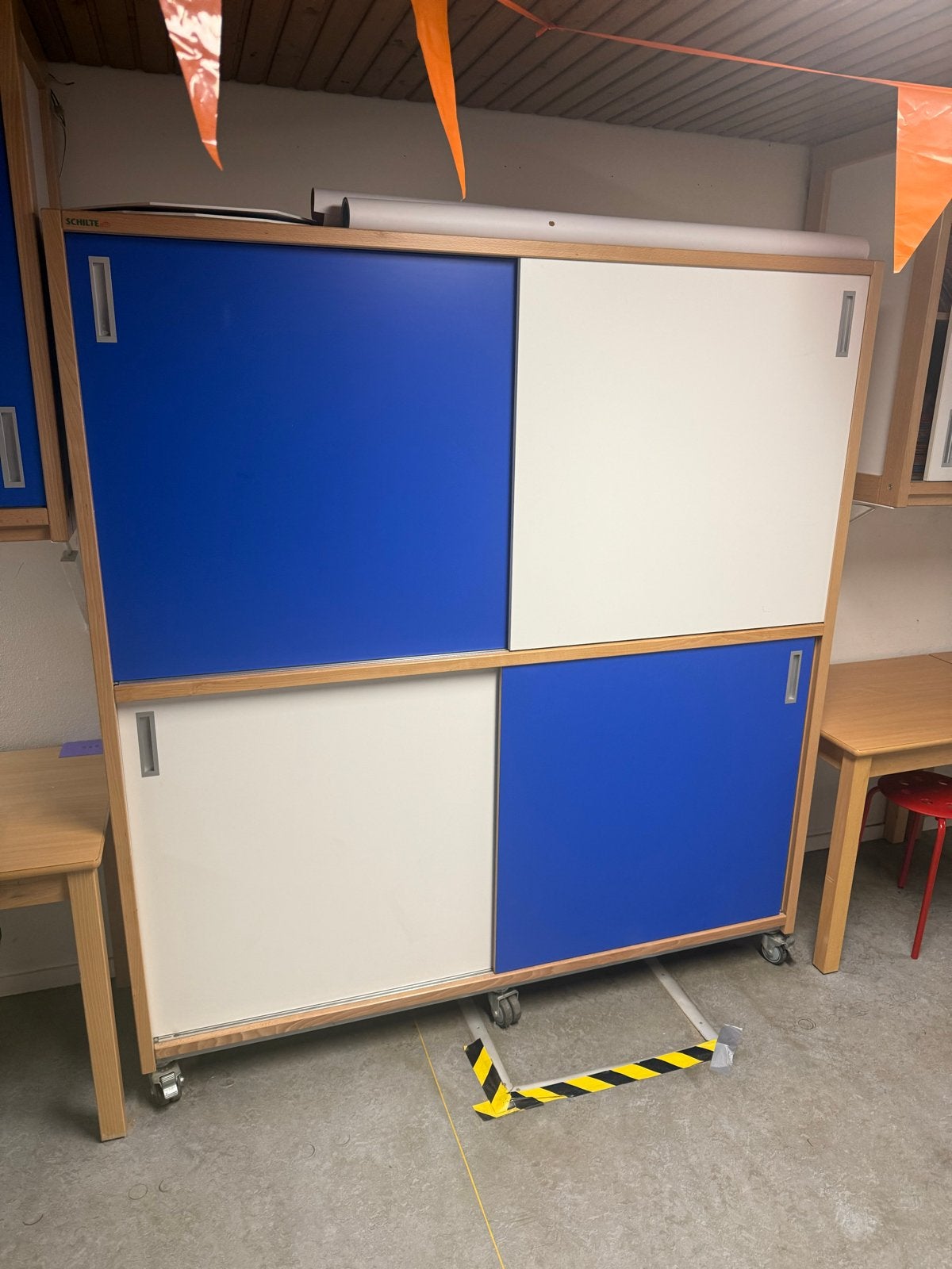 Verrijdbare schoolkasten schilte met schuifdeuren, Ophalen, Gebruikt