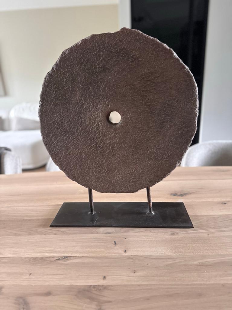 Antieke molensteen op smeedijzeren sokkel - 58 cm hoog, Ophalen