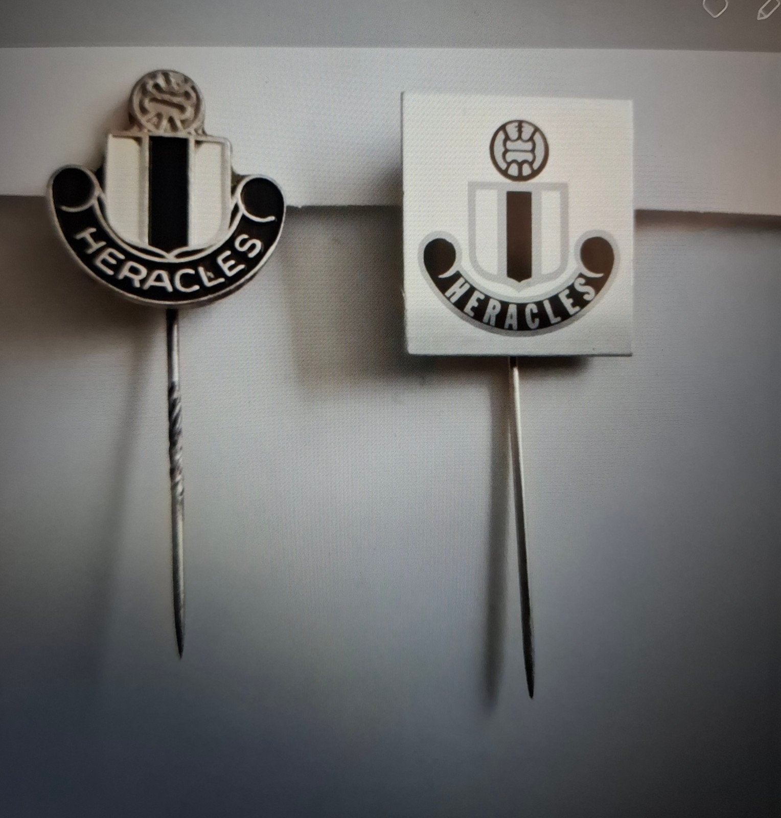 2 Speldjes Heracles Almelo, Ophalen of Verzenden, Zo goed als nieuw, Sport, Speldje of Pin