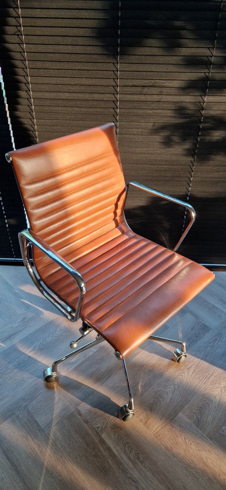 Eames ea117 bureaustoel replica, Huis en Inrichting, Bureaustoelen, Zo goed als nieuw, Bureaustoel, Bruin, Ophalen