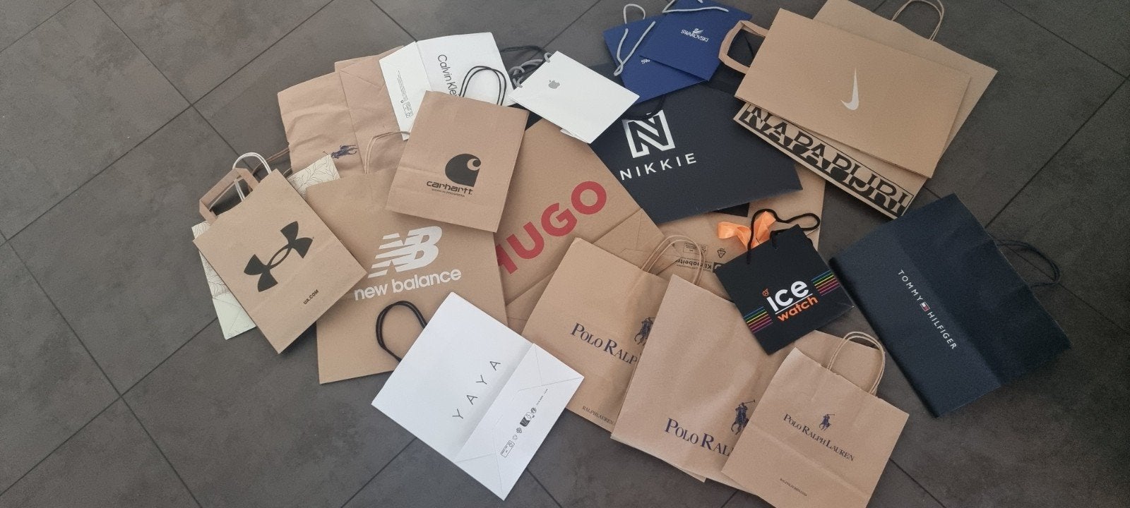 24 papieren tasjes, Diversen, Cadeaupapier, Ophalen of Verzenden, Zo goed als nieuw