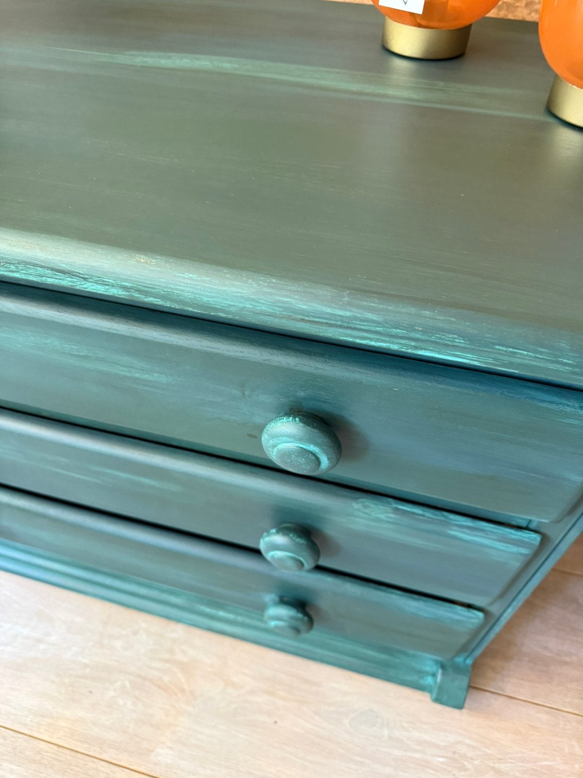Gerestylede ladenkast in unieke blauwgroene kleur, Huis en Inrichting, Kasten | Ladekasten, Ophalen, 100 tot 150 cm, Eikenhout