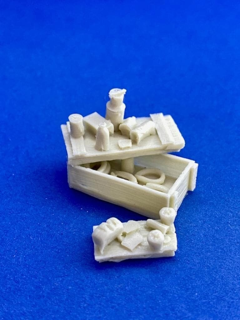 RK0025	Krat met proviand, worst en blikjes	1/35	resin, Ophalen of Verzenden, Nieuw, 1:35 tot 1:50