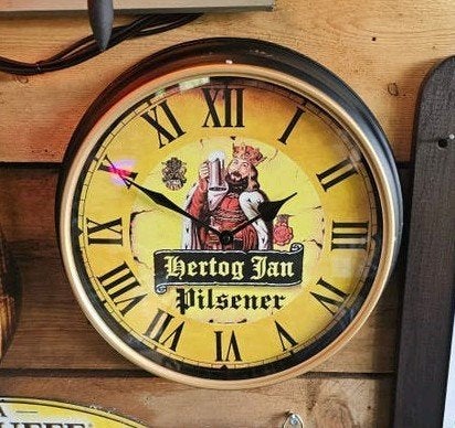 Mooie robuuste HERTOG JAN wandklok met metalen rand, Verzamelen, Ophalen of Verzenden, Nieuw, Reclamebord, Plaat of Schild, Hertog Jan
