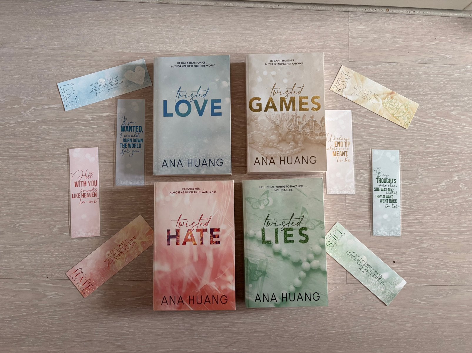 Ana Huang - Twisted serie (gesigneerd & goodies), Boeken, Ophalen of Verzenden, Zo goed als nieuw