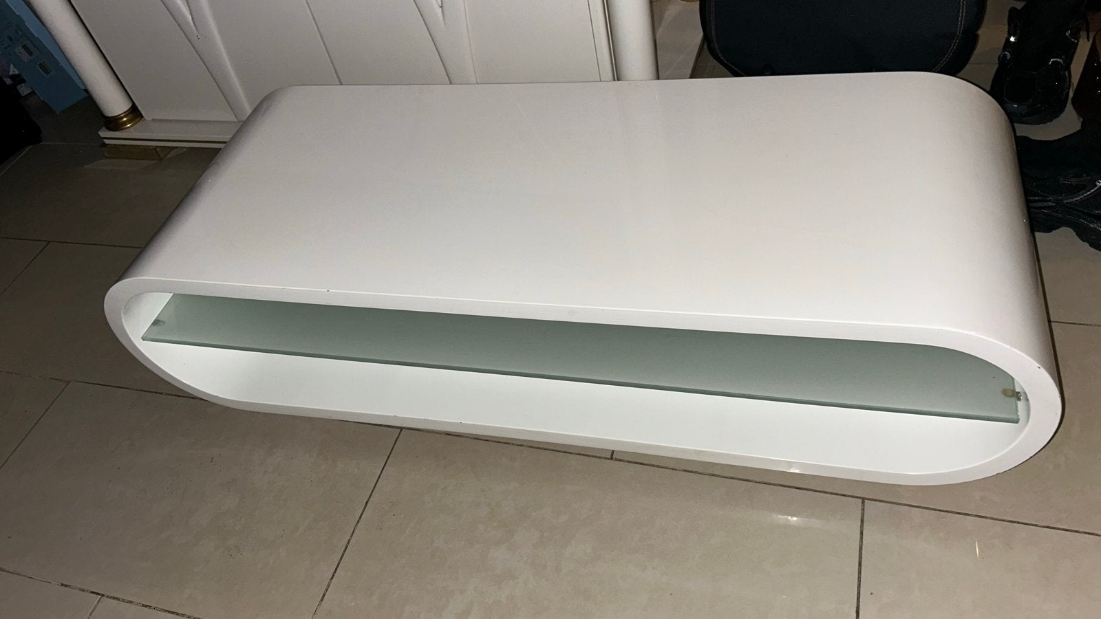 Moderne witte salontafel met glazen plank, Huis en Inrichting, Tafels | Salontafels, Ophalen, Kunststof, Gebruikt, 100 tot 150 cm