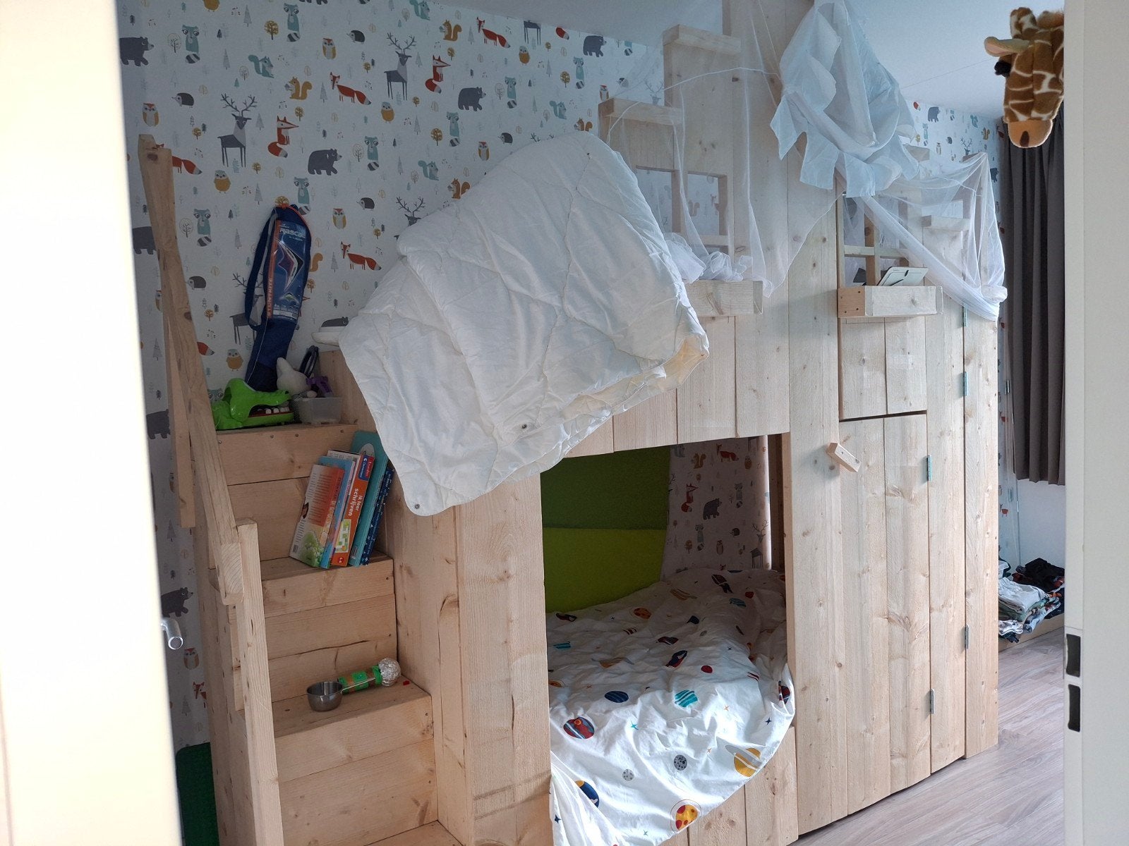Bedhuis massief hout kinderkamer, Kinderen en Baby's, Kinderkamer | Bedden, 70 tot 85 cm, Ophalen of Verzenden, Zo goed als nieuw