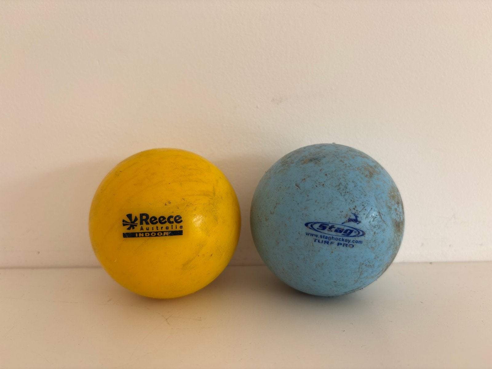 Hockeyballen: Reece Indoor & Stag Turf Pro beide zaalballen, Ophalen of Verzenden, Zo goed als nieuw, Bal