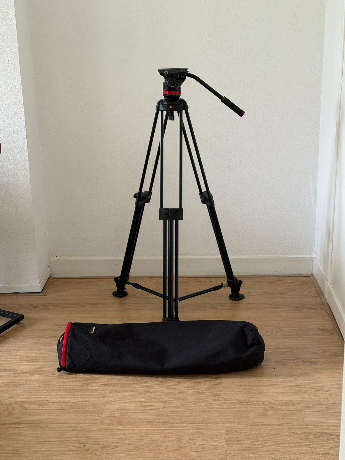 Manfrotto statief met fluid head - belastbaar tot 5kg, Ophalen, Gebruikt