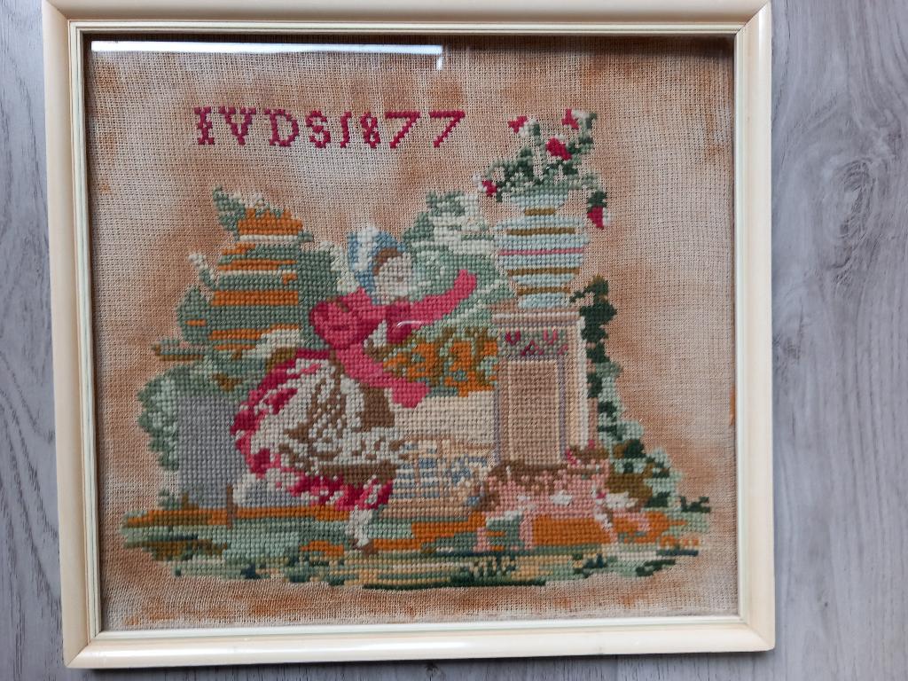 Antiek borduurwerk uit 1877 vrouw deegroller hond in tuin, Antiek en Kunst, Ophalen of Verzenden
