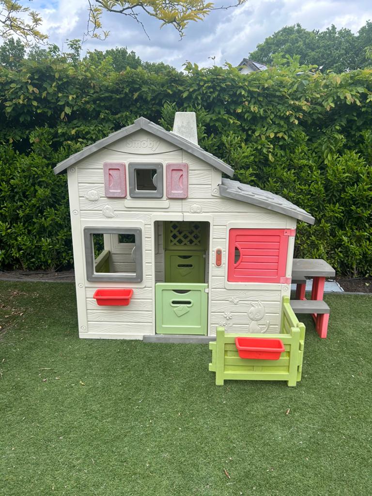 Smoby speelhuisje met picknicktafel en hekje, Kinderen en Baby's, Speelgoed | Buiten | Speelhuisjes, Ophalen, Gebruikt, Kunststof