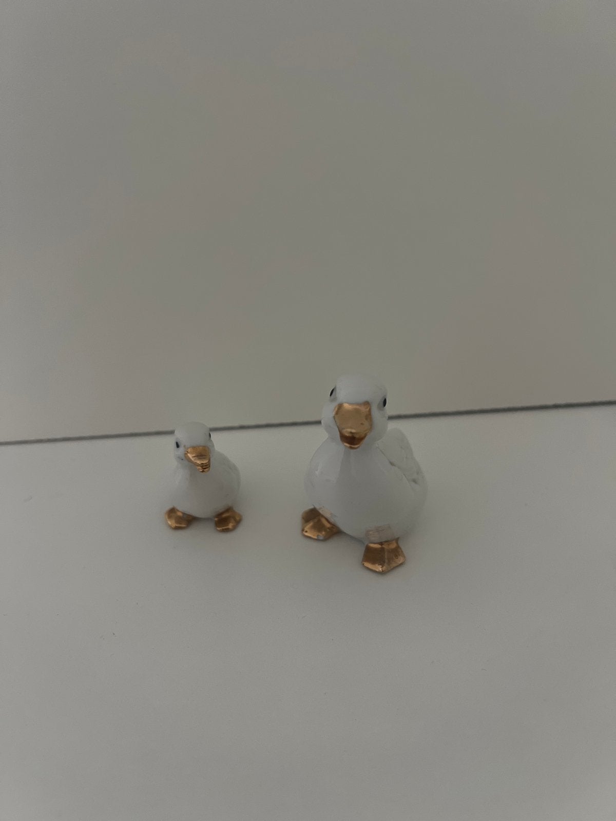 Twee porseleinen eendjes met gouden details, Verzenden