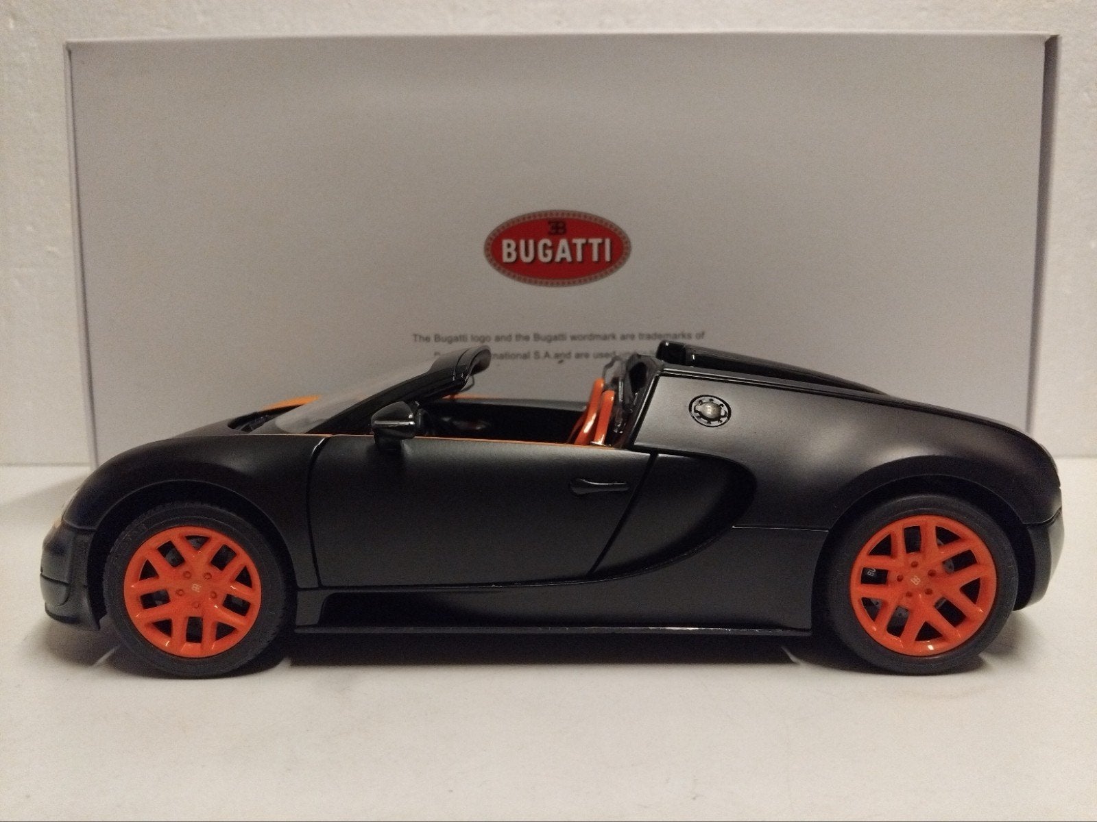Bugatti Veyron Grand Sport Vitesse mat zwart, Hobby en Vrije tijd, Ophalen of Verzenden, Zo goed als nieuw, Auto, Overige merken