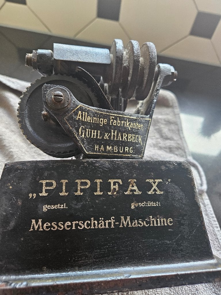 PIPIFAX Messenscharf Machine, Ophalen